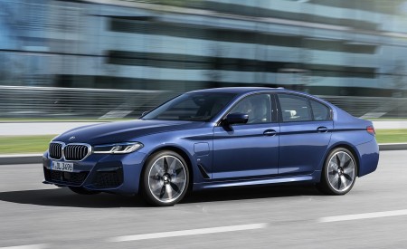 2021 BMW 530e xDrive Plug-In Hybrid Front Three-Quarter Wallpapers 450x275 (2)