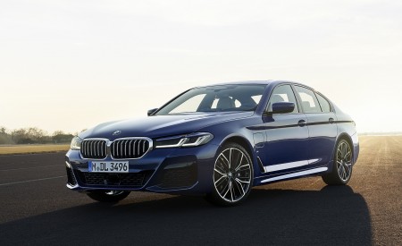 2021 BMW 530e xDrive Plug-In Hybrid Front Three-Quarter Wallpapers 450x275 (14)