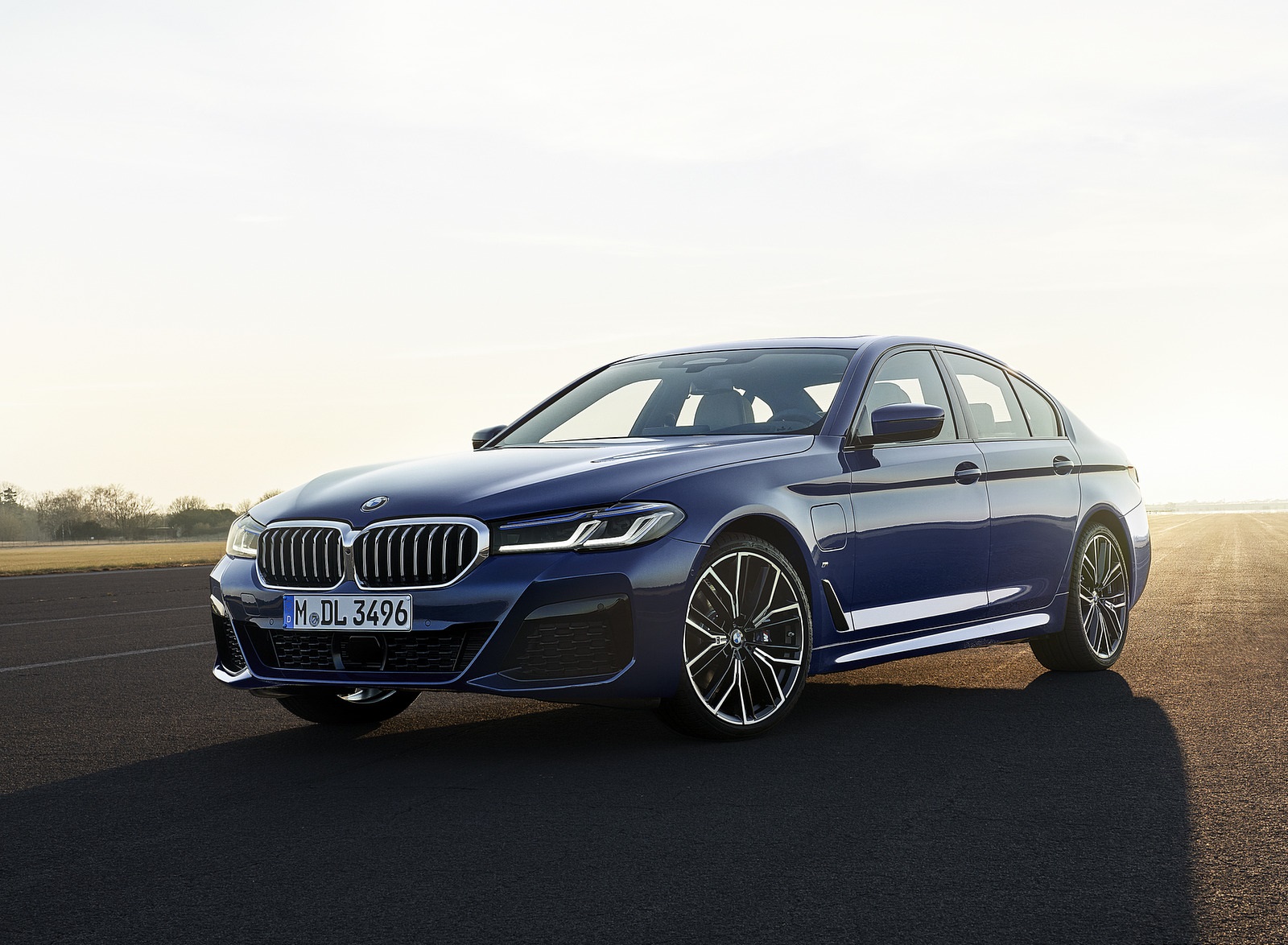 2021 BMW 530e xDrive Plug-In Hybrid Front Three-Quarter Wallpapers (14)