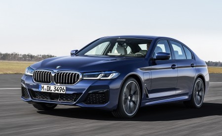2021 BMW 530e xDrive Plug-In Hybrid Front Three-Quarter Wallpapers 450x275 (8)