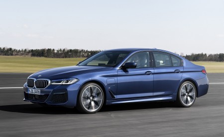 2021 BMW 530e xDrive Plug-In Hybrid Front Three-Quarter Wallpapers 450x275 (3)