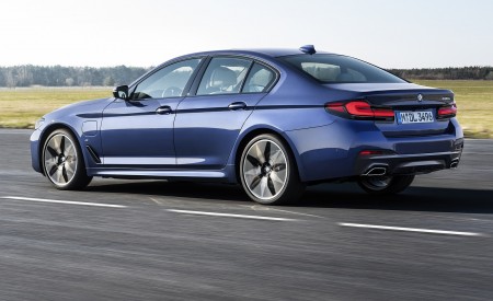 2021 BMW 530e xDrive Plug-In Hybrid Rear Three-Quarter Wallpapers 450x275 (10)
