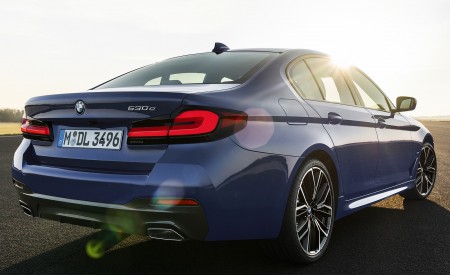 2021 BMW 530e xDrive Plug-In Hybrid Rear Three-Quarter Wallpapers 450x275 (17)