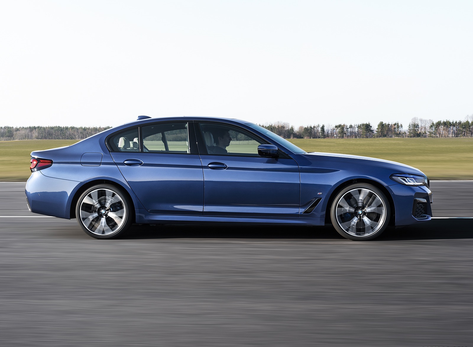 2021 BMW 530e xDrive Plug-In Hybrid Side Wallpapers  (12)