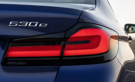 2021 BMW 530e xDrive Plug-In Hybrid Tail Light Wallpapers 450x275 (23)