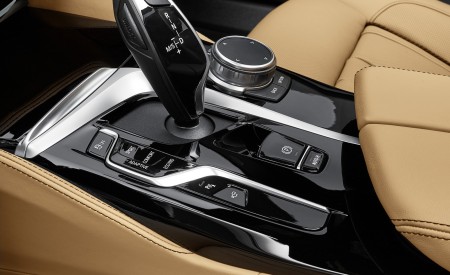 2021 BMW 540i Central Console Wallpapers 450x275 (28)