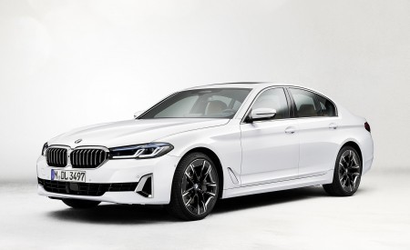 2021 BMW 540i Front Three-Quarter Wallpapers 450x275 (10)