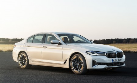 2021 BMW 540i Front Three-Quarter Wallpapers 450x275 (8)