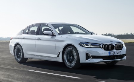2021 BMW 540i Front Three-Quarter Wallpapers 450x275 (2)