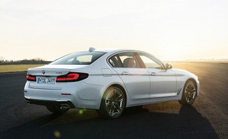 2021 BMW 540i Rear Three-Quarter Wallpapers 450x275 (9)