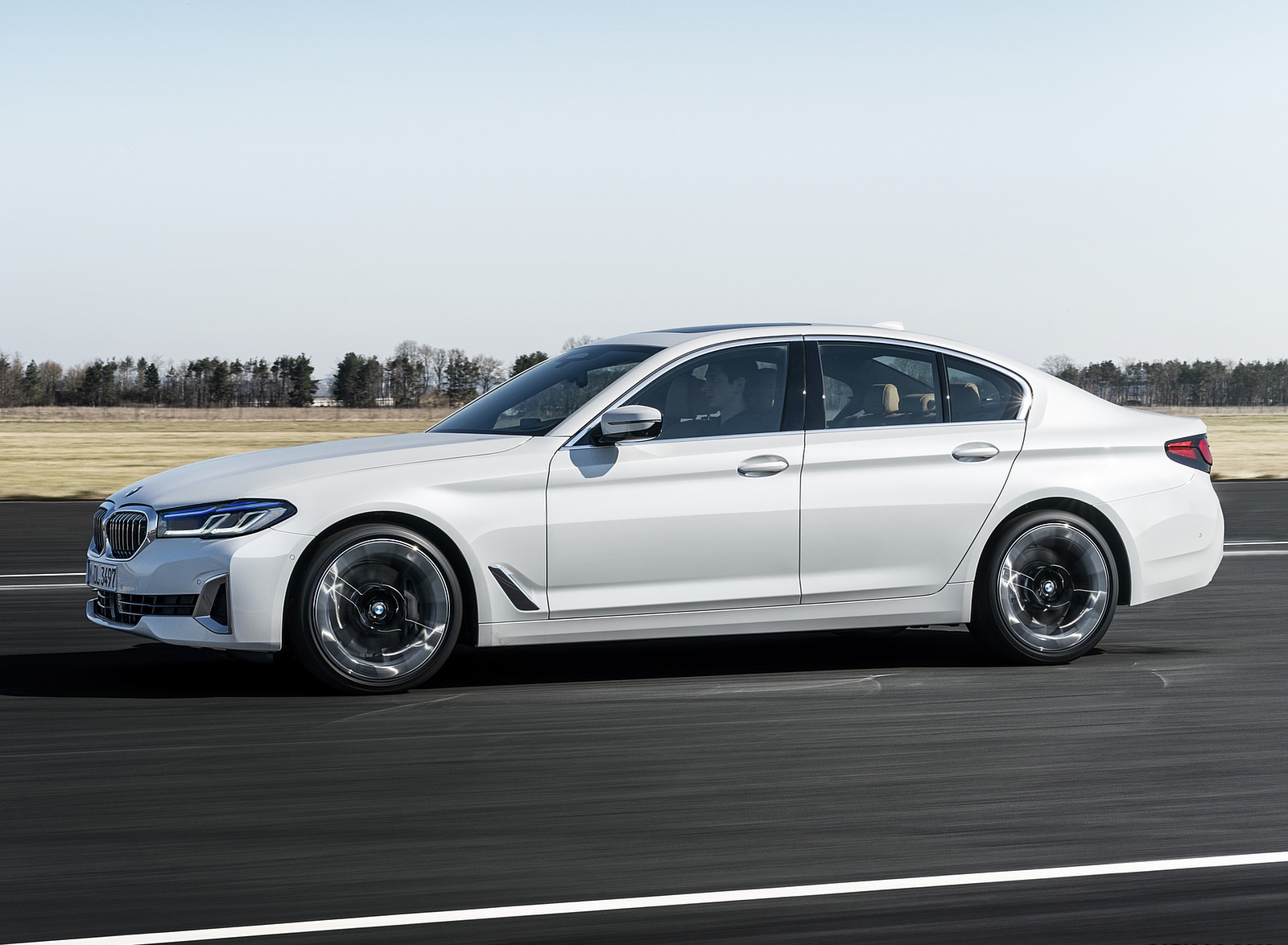 2021 BMW 540i Side Wallpapers (7)