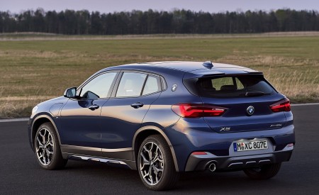 2021 BMW X2 xDrive25e Plug-In Hybrid Rear Three-Quarter Wallpapers  450x275 (21)