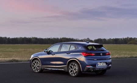2021 BMW X2 xDrive25e Plug-In Hybrid Rear Three-Quarter Wallpapers 450x275 (22)