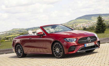 2021 Mercedes-Benz E 450 4MATIC Cabriolet (Color: Patagonia Red) Front Three-Quarter Wallpapers 450x275 (5)
