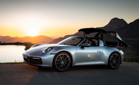 2021 Porsche 911 Targa 4 (Color: Dolomite Silver Metallic) Front Three-Quarter Wallpapers 450x275 (93)