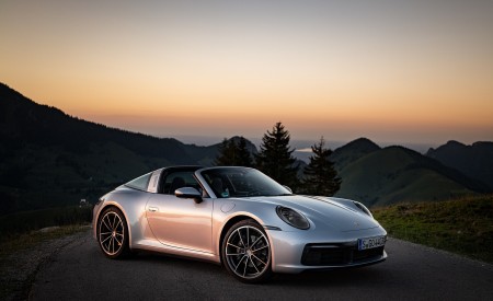 2021 Porsche 911 Targa 4 (Color: Dolomite Silver Metallic) Front Three-Quarter Wallpapers 450x275 (95)
