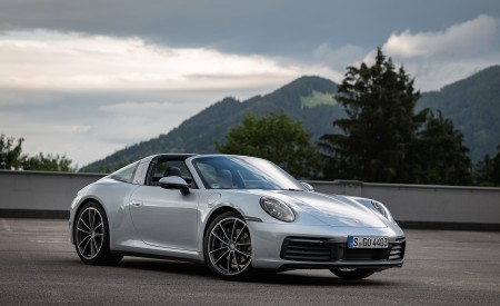2021 Porsche 911 Targa 4 (Color: Dolomite Silver Metallic) Front Three-Quarter Wallpapers 450x275 (86)