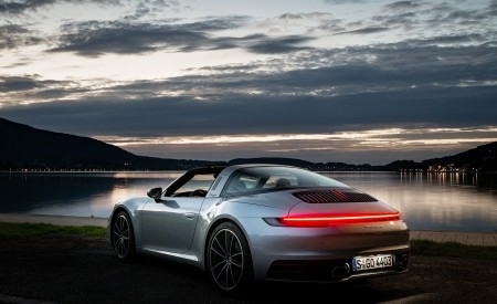 2021 Porsche 911 Targa 4 (Color: Dolomite Silver Metallic) Rear Three-Quarter Wallpapers 450x275 (99)