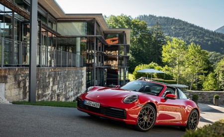2021 Porsche 911 Targa 4S (Color: Guards Red) Front Three-Quarter Wallpapers 450x275 (106)