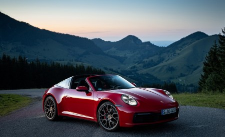 2021 Porsche 911 Targa 4S (Color: Guards Red) Front Three-Quarter Wallpapers 450x275 (108)