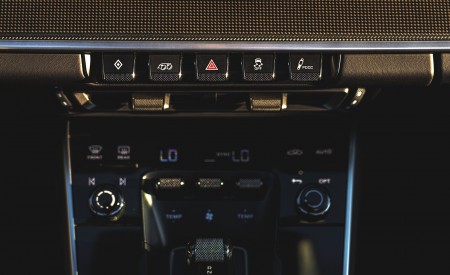 2021 Porsche 911 Targa 4S (Color: Racing Yellow) Central Console Wallpapers 450x275 (81)