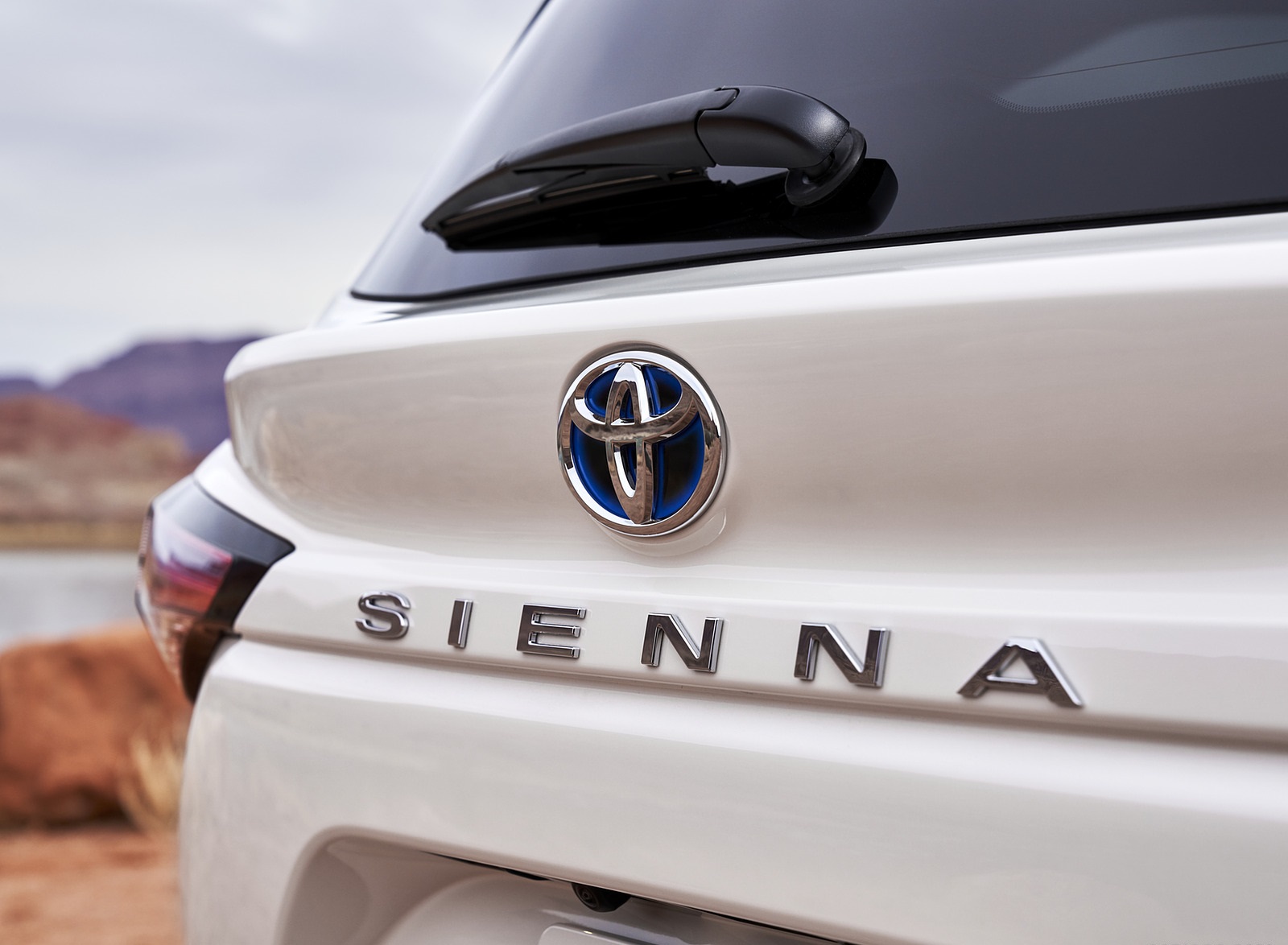 2021 Toyota Sienna Limited Hybrid Badge Wallpapers (5)
