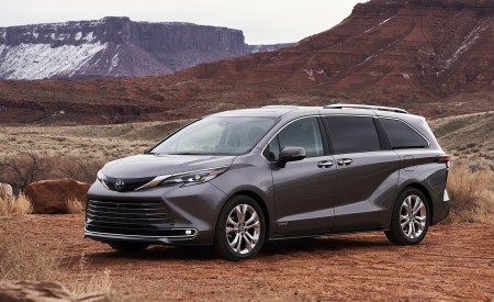 2021 Toyota Sienna Platinum Hybrid Front Three-Quarter Wallpapers 450x275 (4)