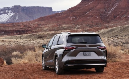 2021 Toyota Sienna Platinum Hybrid Rear Three-Quarter Wallpapers 450x275 (5)