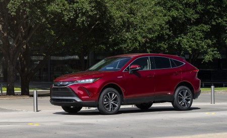 2021 Toyota Venza Hybrid LE Front Three-Quarter Wallpapers 450x275 (2)
