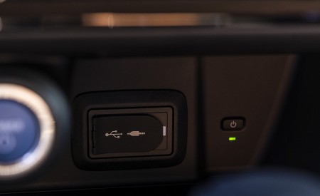 2021 Toyota Venza Hybrid LE Interior Detail Wallpapers 450x275 (34)