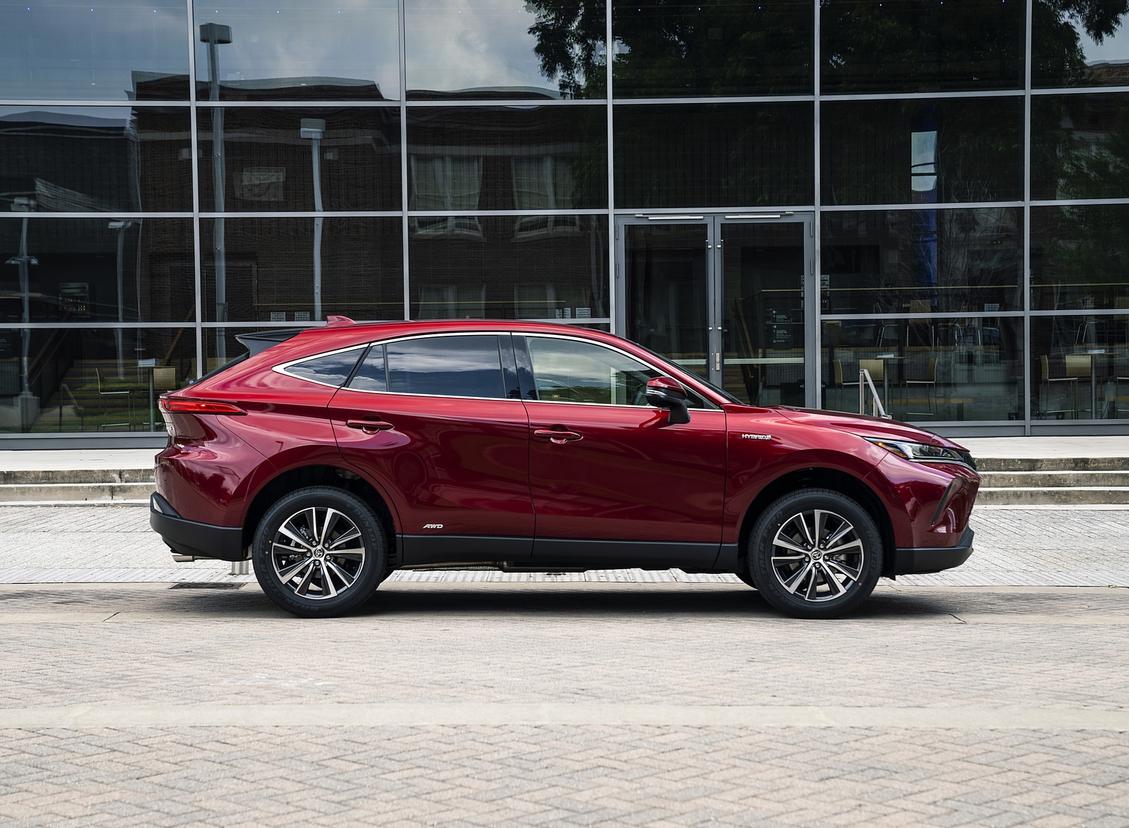 2021 Toyota Venza Hybrid LE Side Wallpapers (12)