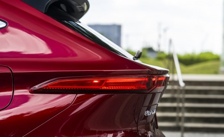 2021 Toyota Venza Hybrid LE Tail Light Wallpapers 450x275 (17)