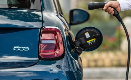 2021 Fiat 500 la Prima EV Charging Wallpapers 450x275 (21)