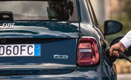 2021 Fiat 500 la Prima EV Charging Wallpapers 450x275 (20)