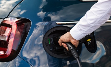 2021 Fiat 500 la Prima EV Charging Wallpapers 450x275 (18)