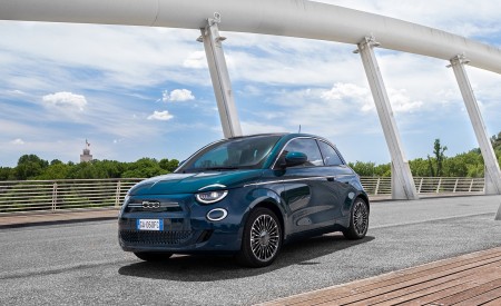 2021 Fiat 500 la Prima EV Front Three-Quarter Wallpapers 450x275 (8)