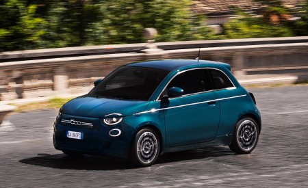 2021 Fiat 500 la Prima EV Front Three-Quarter Wallpapers 450x275 (2)