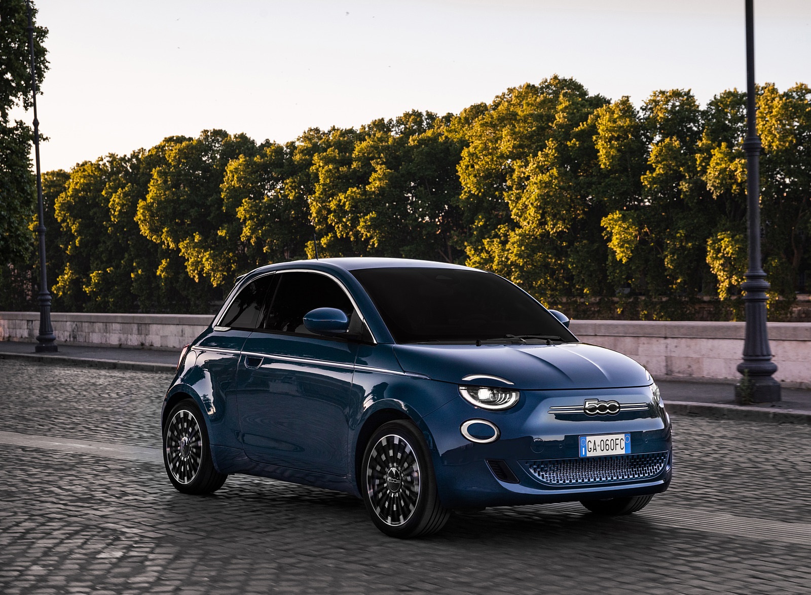 2021 Fiat 500 la Prima EV Front Three-Quarter Wallpapers (7)