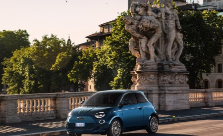 2021 Fiat 500 la Prima EV Front Three-Quarter Wallpapers 450x275 (3)
