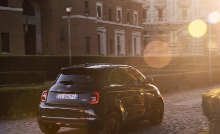 2021 Fiat 500 la Prima EV Rear Three-Quarter Wallpapers 450x275 (9)