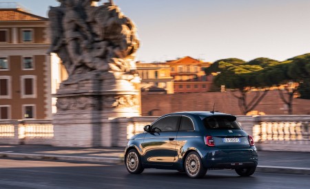 2021 Fiat 500 la Prima EV Rear Three-Quarter Wallpapers 450x275 (4)