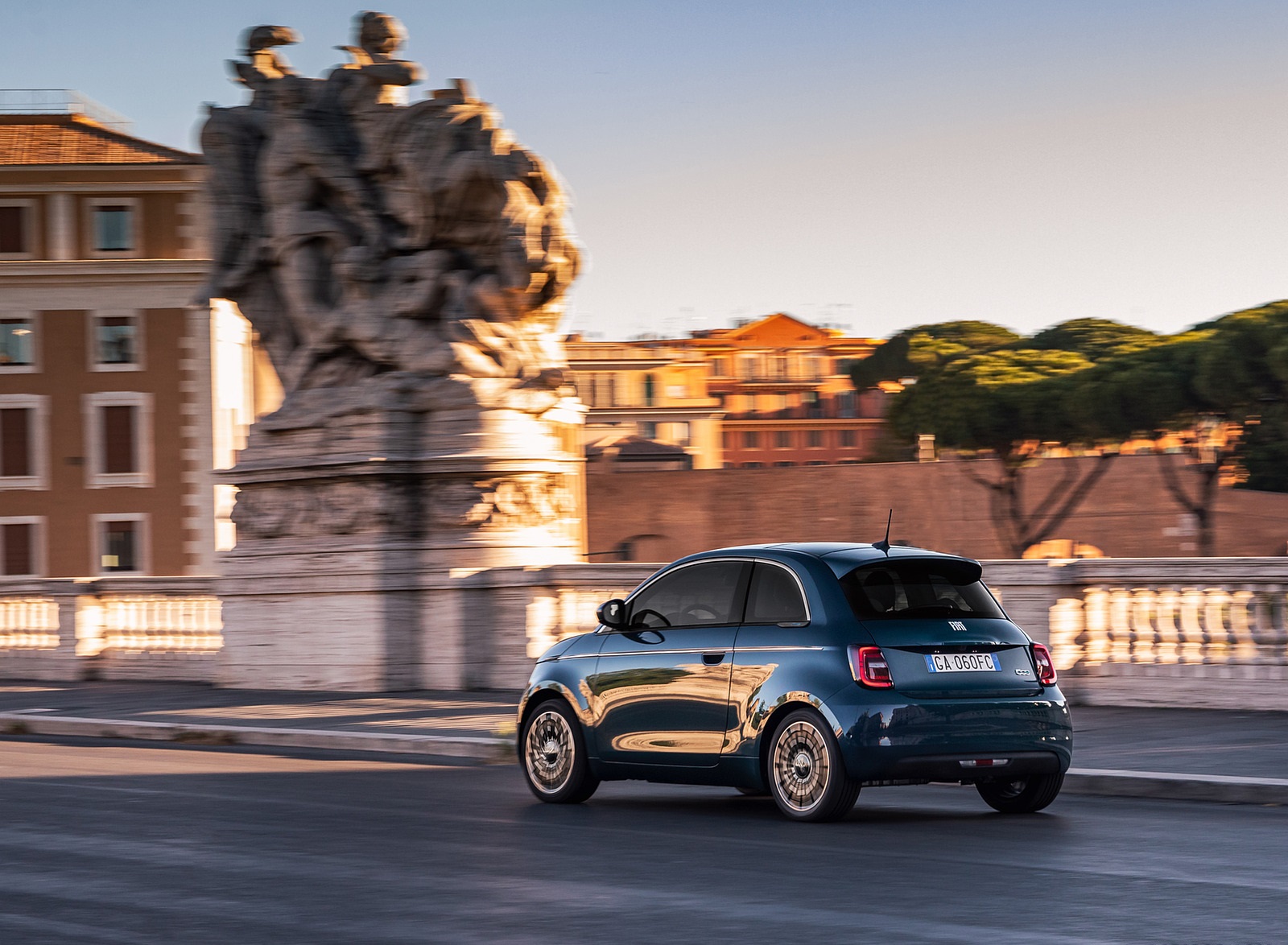 2021 Fiat 500 la Prima EV Rear Three-Quarter Wallpapers (4)