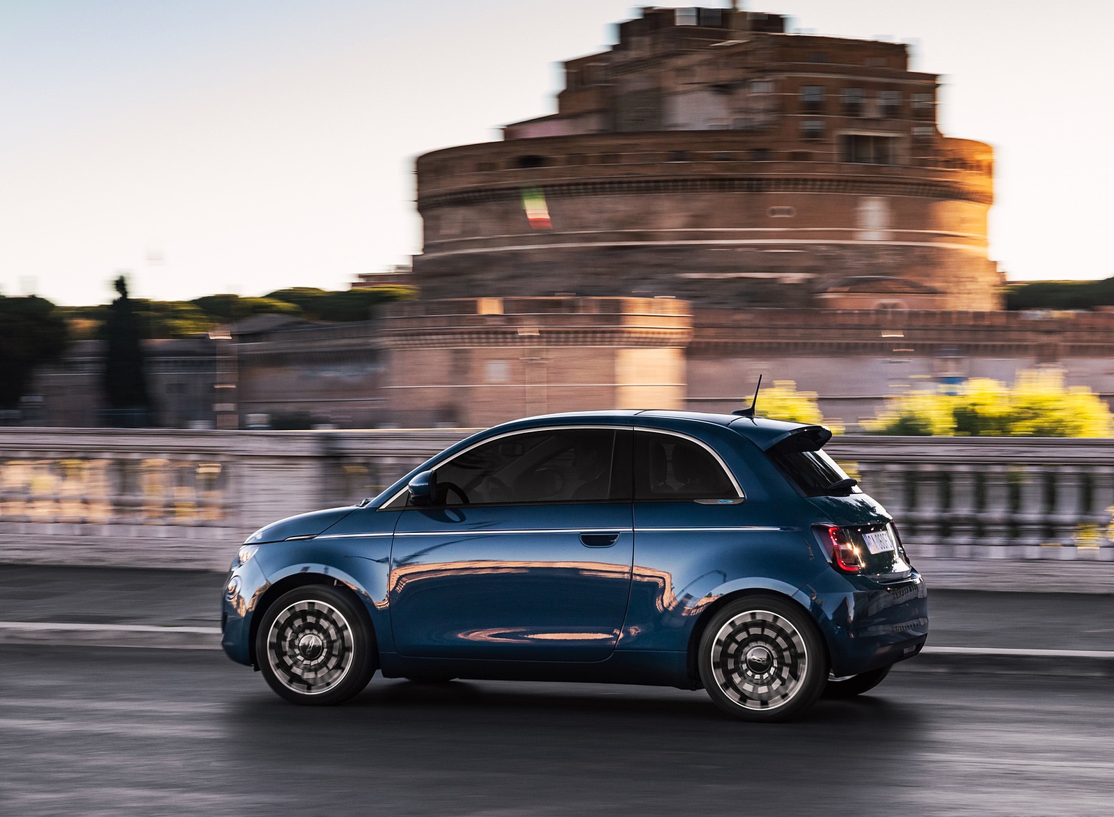 2021 Fiat 500 la Prima EV Side Wallpapers (5)