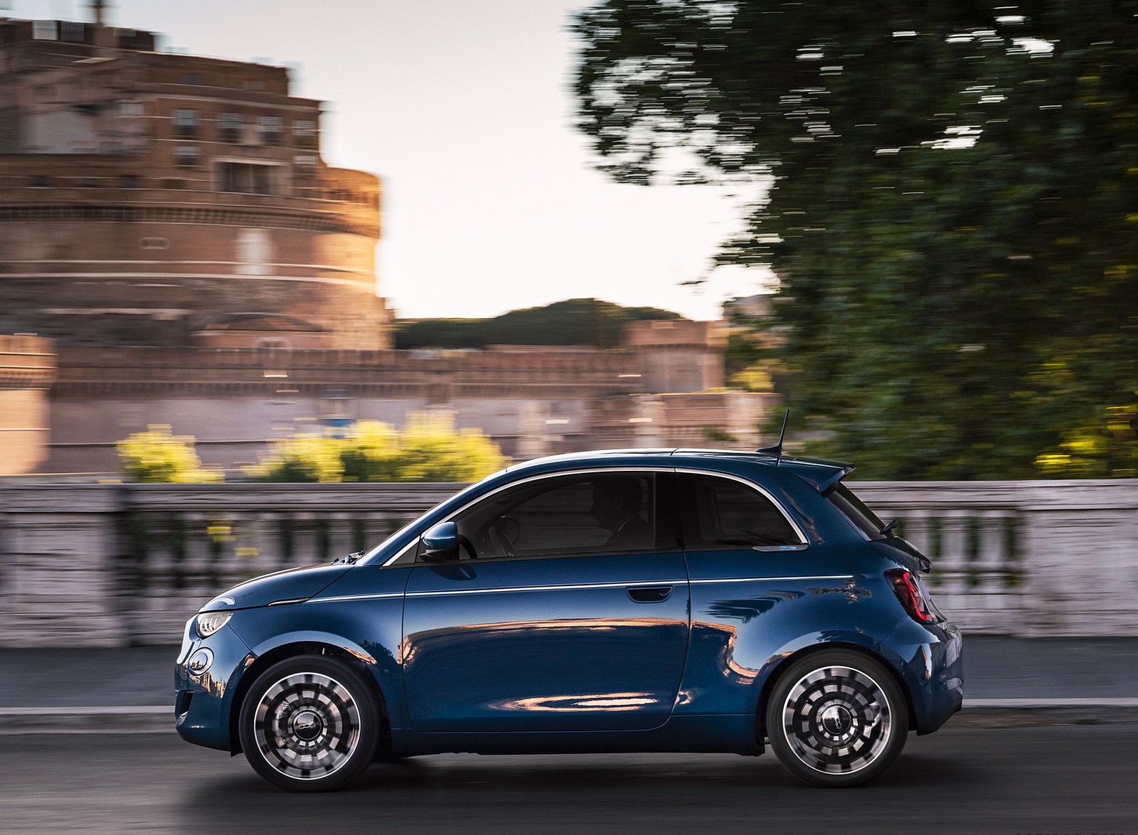 2021 Fiat 500 la Prima EV Side Wallpapers (6)