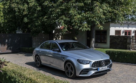 2021 Mercedes-AMG E 63 S 4MATIC+ (Color: High-Tech Silver Metallic) Front Three-Quarter Wallpapers 450x275 (18)
