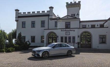 2021 Mercedes-AMG E 63 S 4MATIC+ (Color: High-Tech Silver Metallic) Front Three-Quarter Wallpapers 450x275 (20)