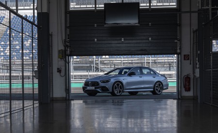 2021 Mercedes-AMG E 63 S 4MATIC+ (Color: High-Tech Silver Metallic) Front Three-Quarter Wallpapers 450x275 (13)