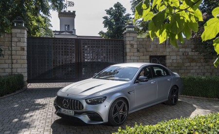 2021 Mercedes-AMG E 63 S 4MATIC+ (Color: High-Tech Silver Metallic) Front Three-Quarter Wallpapers 450x275 (35)