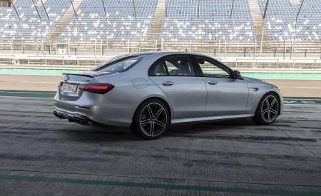 2021 Mercedes-AMG E 63 S 4MATIC+ (Color: High-Tech Silver Metallic) Rear Three-Quarter Wallpapers 450x275 (17)