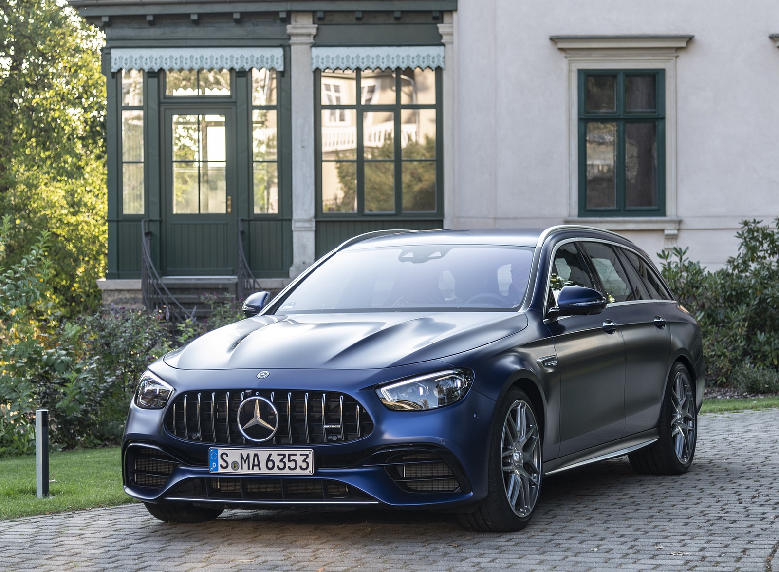 2021 Mercedes-AMG E 63 S Estate 4MATIC+ (Color: Designo Magno Brilliant Blue) Front Three-Quarter Wallpapers #42 of 95